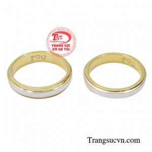 Đôi nhẫn cưới tuy đơn giản nhưng chứa đựng ý nghĩa thiêng liêng gắn kết hai con người hòa làm một.