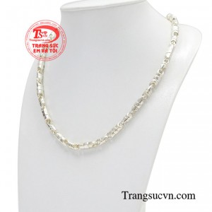 Sản phẩm thích hợp với nhiều độ tuổi, phù hợp với nhiều kiểu trang phục khác nhau như công sở hay dạo phố. 