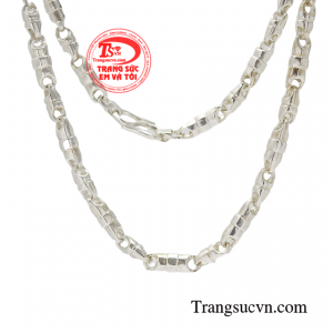 Chiếc dây chuyền bạc sẽ là món quà tặng ý nghĩa, hợp thời trang dành tặng cho phái mạnh vào những dịp ý nghĩa.