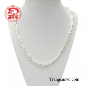 Dây chuyền bạc phong trần mang sự khỏe khoắn lãng tử của một người đàn ông. 