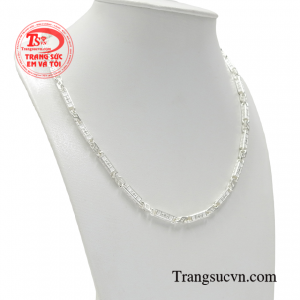 Dây chuyền bạc không những giúp cải thiện về phong cách mà còn là món phụ kiện đắc lực giúp cải thiện sức khỏe. 