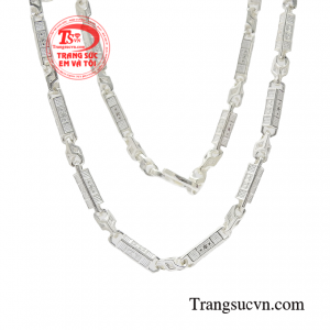 Và việc sử dụng trang sức bạc như một thói quen tốt giúp phái mạnh trở nên thu hút hơn trong mắt người đối diện. 