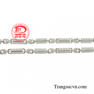 Một chiếc dây chuyền bạc sẽ là chìa khóa thành công giúp các chàng trai trên con đường xây dựng phong cách. 