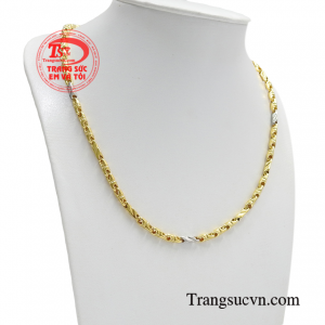 Sản phẩm là sự kết hợp giữa những mắt xích chạm khắc tỉ mỉ giúp các quý ông luôn hợp thời trang và nổi bật giữa đám đông.