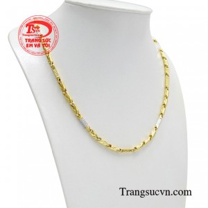 Một chiếc dây chuyền dù là chi tiết rất nhỏ trên bộ trang phục nhưng cũng góp phần không nhỏ cho diện mạo của người đàn ông.