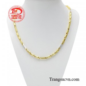 Dây chuyền nam vàng tây thời thượng là món trang sức thể hiện bản lĩnh của phái mạnh.