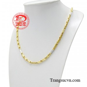 Đeo dây chuyền vàng không chỉ mang đến vẻ nam tính thời trang mà còn là cách để gây ấn tượng và thể hiện cá tính của mình.