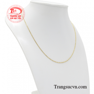 Phái đẹp có thể kết hợp cùng mặt dây chuyền vàng để tạo sự độc đáo và nổi bật hơn.