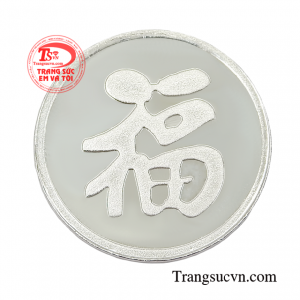 Đồng xu bạc chữ phúc cỡ lớn được chạm khắc tỉ mỉ xứng đáng làm món quà ý nghĩa dàng tặng người thân.