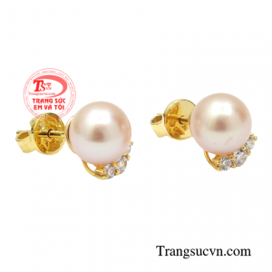 Đôi hoa tai này là điểm nhấn giúp gương mặt của các chị em bừng sáng đầy sức sống.