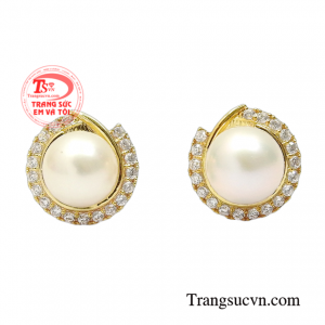 Hoa tai ngọc trai kiêu sa là món quà tinh thần không thể thiếu đối với chị em phụ nữ.