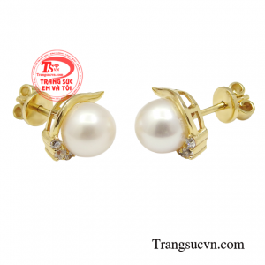 Hoa tai ngọc trai sẽ là người bạn thân thiết, giúp bạn tô điểm vẻ đẹp lộng lẫy và quyến rũ cho người phụ nữ. 