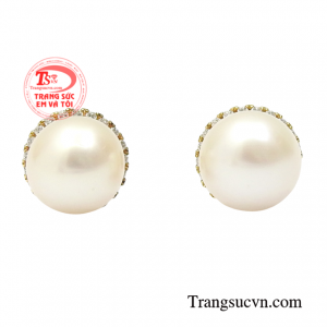 Hoa tai ngọc trai xinh xắn luôn là phụ kiện thời trang quyến rũ và thu hút của chị em phụ nữ.