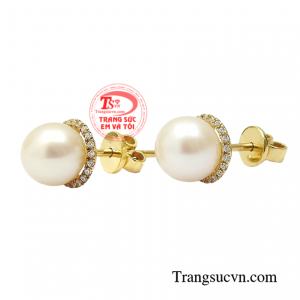 Kiểu dáng đơn giản, nhỏ nhắn nên phái đẹp có thể dễ dàng kết hợp với nhiều kiểu trang phục khác nhau.