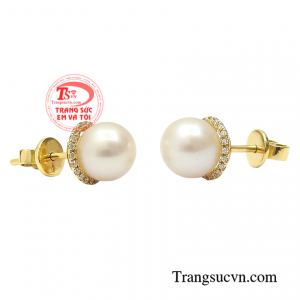 Đôi hoa tai làm từ ngọc trai trắng mang đến cho người đeo vẻ đẹp thuần khiết, dịu dàng tạo điểm nhấn cho các quý cô.