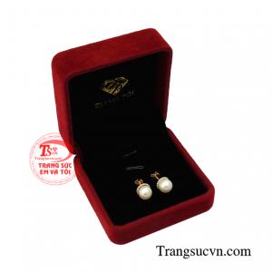 Hoa tai ngọc trai xinh xắn tinh tế.