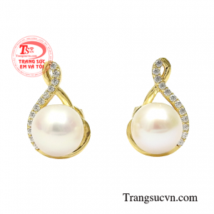 Hoa tai ngọc trai yêu kiều thiết kế sang trọng, nổi bật với viên ngọc trai màu trắng bạc.