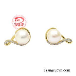 Khi đeo đôi hoa tai này phái đẹp sẽ tôn vinh vẻ đẹp trưởng thành và hiện đại lấy được thiện cảm từ những người xung quanh cho các quý cô.