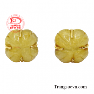 Hoa tai thạch anh tóc tài lộc được chế tác kiểu dáng tuy đơn giản nhưng vẫn giúp người đeo trông nổi bật hơn.