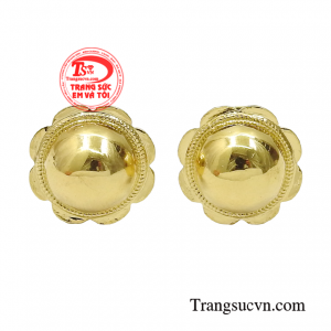 Hoa tai vàng ánh dương là món quà tinh thần không thể thiếu đối với chị em phụ nữ. 