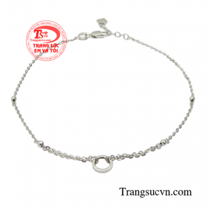 Lắc chân vàng trắng độc đáo giúp phái đẹp toát lên được vẻ ngọt ngào, dịu dàng của một người con gái hiện đại. 