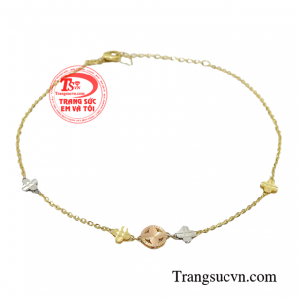 Lắc chân vàng trắng thanh tú là một trong những mẫu sản phẩm xu hướng được chị em yêu thích nhất trong thời gian gần đây.