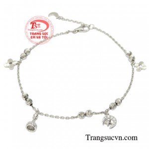 Lắc chân vàng trắng yêu kiều giúp phái đẹp toát lên được vẻ ngọt ngào và thuần khiết của một cô gái nữ tính.