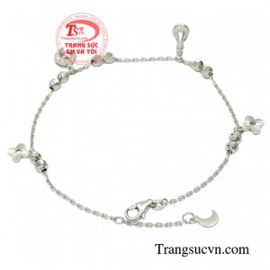 Sản phẩm là món phụ kiện không thể thiếu tôn lên vẻ duyên dáng và thướt tha khiến phái mạnh không thể rời mắt.