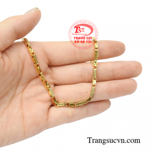 Lắc tay nam giới tinh tế sáng bóng.