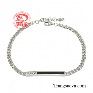 Lắc tay nam vàng trắng thiết kế tôn lên sự táo bạo và thu hút của quý ông lịch lãm.