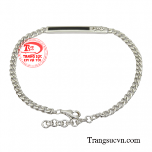 Thiết kế tinh tế không hề phô trương giúp các chàng trai trở nên bí ẩn quyến rũ hơn trong mắt phái đẹp.