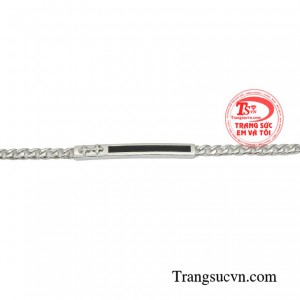Chiếc lắc tay tuy có kiểu dáng nhỏ nhắn nhưng lại mang phong cách riêng biệt độc đáo.