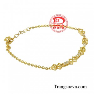 Sản phẩm là sự tổng hòa của vẻ đẹp thanh lịch và cuốn hút, có thể kết hợp với nhiều kiểu trang phục tạo nên nhiều phong cách đa dạng.