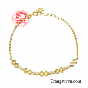 Lắc tay vàng tây phong cách được chế tác tỉ mỉ cùng họa tiết độc đáo tạo điểm nhấn giúp nổi bật cá tính mà vẫn giữ được nét nhẹ nhàng. 