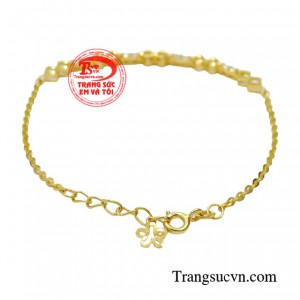 Mỗi cuộc hẹn, mỗi một sự kiện quan trọng chỉ cần có trên mình chiếc lắc tay này thì trông bạn đã thực sự quyến rũ theo phong cách riêng luôn là tâm điểm và thu hút hơn.