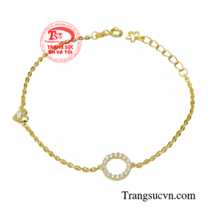 Lắc tay vàng tây rạng ngời chế tác tinh xảo, sắc nét, kiểu dáng độc đáo. 