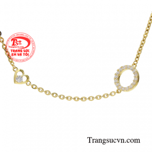 Với chiếc lắc tay này các cô nàng có thể kết hợp cùng nhiều kiểu trang phục và phong cách thời trang. 