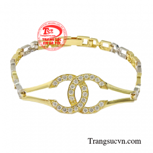 Lắc tay vàng tây trang nhã không chỉ mang diện mạo xinh xắn mà còn thể hiện tinh thần phóng khoáng hiện đại. 