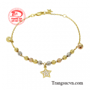 Lắc tay vàng tây yêu kiều là sản phẩm không thể vắng mặt trong bộ trang sức của mọi cô gái.