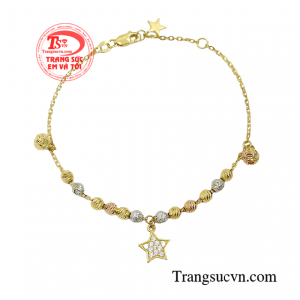 Đường nét tinh tế tô điểm thêm vẻ đẹp rạng ngời và thanh lịch đến cho phái đẹp.