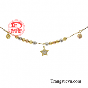 Chiếc lắc tay sẽ là sự lựa chọn hoàn hảo cho những cô nàng theo phong cách nữ tính, nhẹ nhàng.