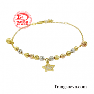 Từng chi tiết của sản phẩm đã được nhà chế tác sắp xếp một cách có chủ ý để giúp người đeo trông thu hút và nổi bật hơn.