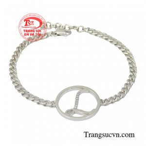 Lắc tay vàng trắng chữ L được chế tác từ chất liệu vàng trắng 10k chất lượng cao.