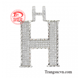 Mặt dây chữ vàng đẳng cấp được thiết kế sang trọng và đầy tỉ mỉ giúp sản phẩm trở nên nổi bật. 