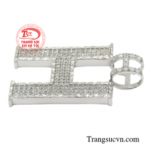 Trong bộ trang phục đơn điệu khi khoác lên sản phẩm này bạn như được hóa thân thành một người đàn ông lịch lãm và thu hút. 