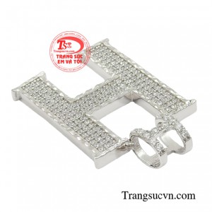 Chiếc mặt dây sẽ là món phụ kiện giúp cách mày râu thay đổi diện mạo một cách ngoạn mục. 