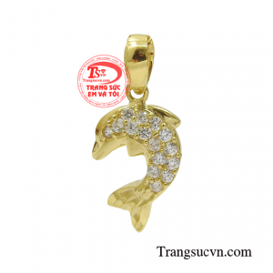 Mặt dây chuyền cá heo năng động kiểu dáng trẻ trung, hợp thời trang giúp cho các chị em dễ dàng kết hợp cùng những trang phục dù là dạo phố hay đi làm.