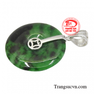Khi đeo chiếc mặt dây cẩm thạch này bạn như được tiếp thêm khí lực, cuộc sống viên mãn.