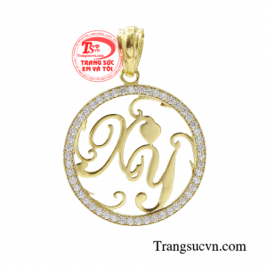 Mặt dây chuyền chữ thiết kế được chế tác vàng 18k chất lượng cao.