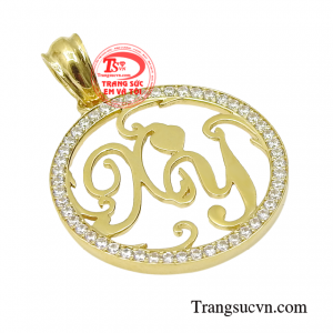 Sản phẩm được lên ý tưởng trên bản vẽ 3D phối hợp ăn ý cùng thợ chế tác kim hoàn để cho ra mẫu mặt dây theo đúng yêu cầu của khách hàng.